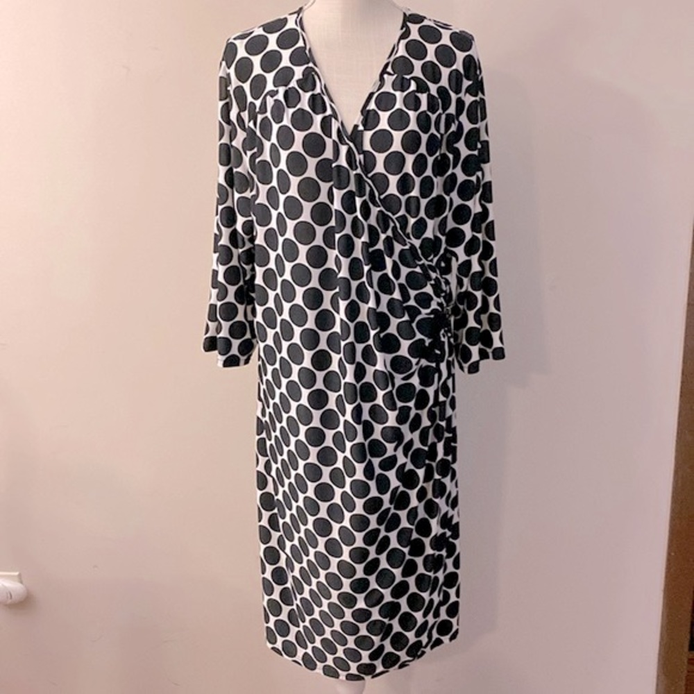 Mlle Gabrielle women’s plus white with big black polka dot dress side rushing